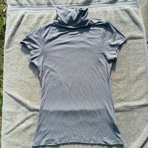 EUC grey short sleeve turtleneck shirt